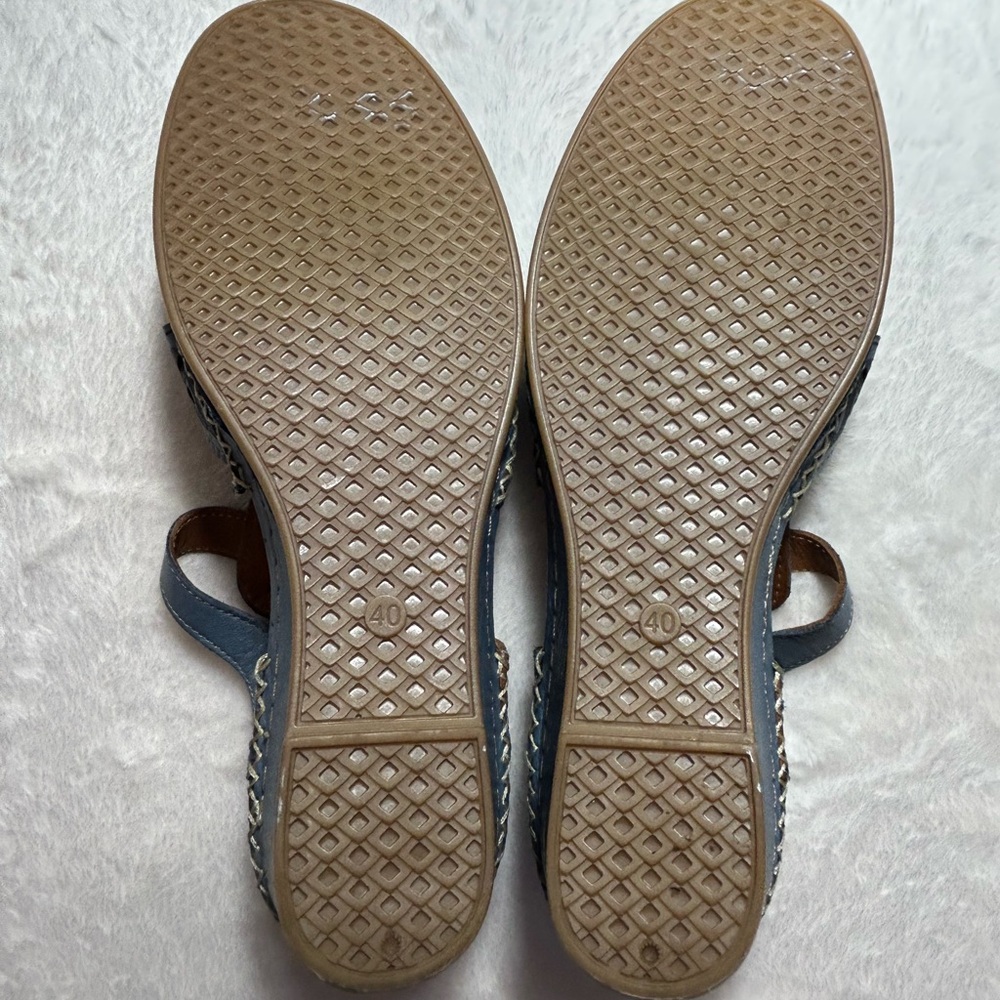 Spring Step IRIN Blue Leather Etched Design T-Strap Sandals with 2” Heel Size 9 - Picture 5 of 12